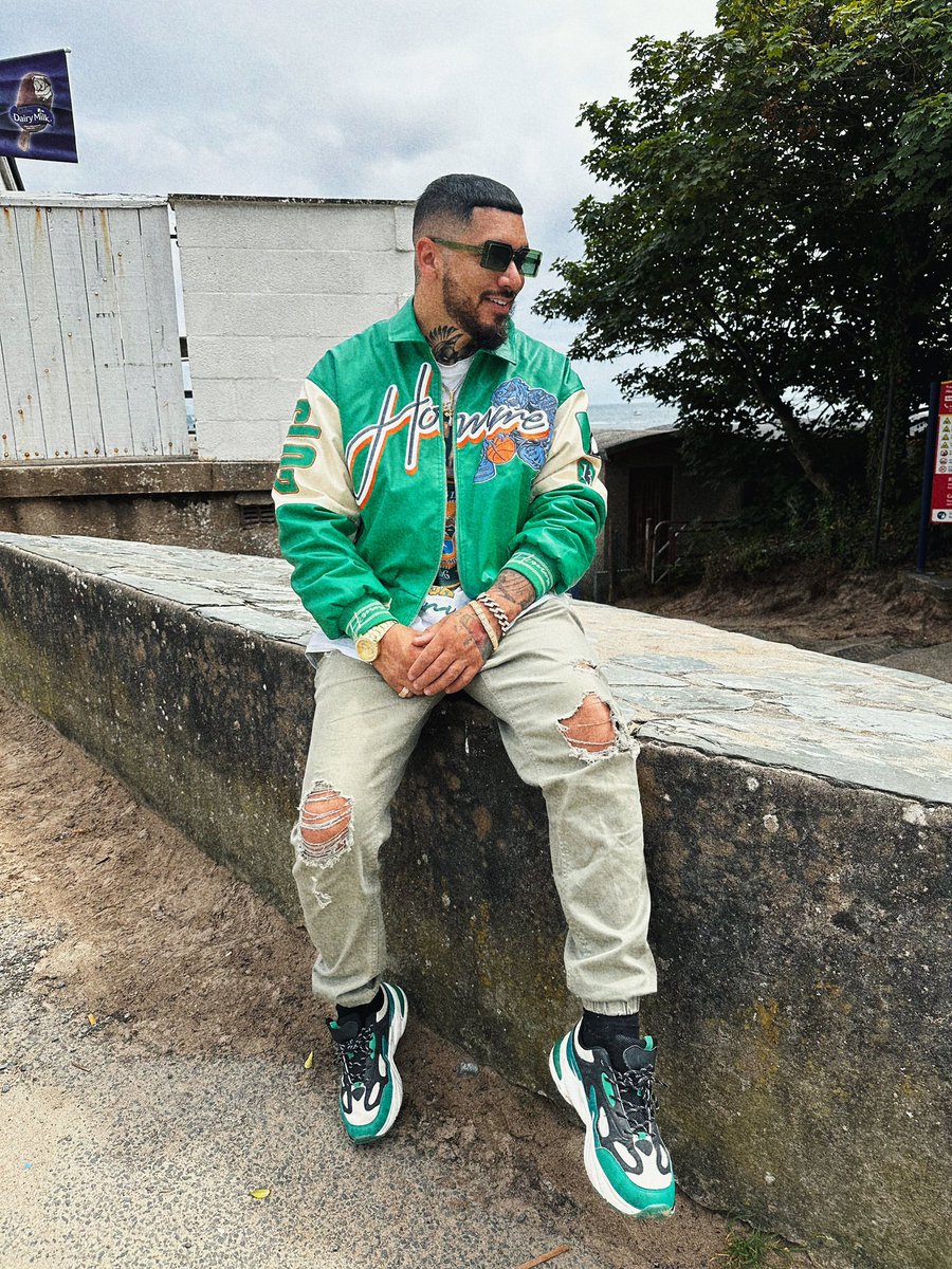 J.Deux tweet media