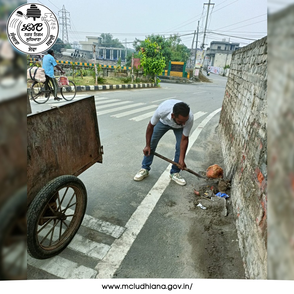 MC organises special cleanliness and awareness drive in the vicinity of buddha nullah.
.
.
.
#cleanliness #organised #railway #kundanpuri #sweepers #garbage #inspector #swachhbharatmission #plasticcarrybags #awareness #civicbody #MCL #MCLudhiana