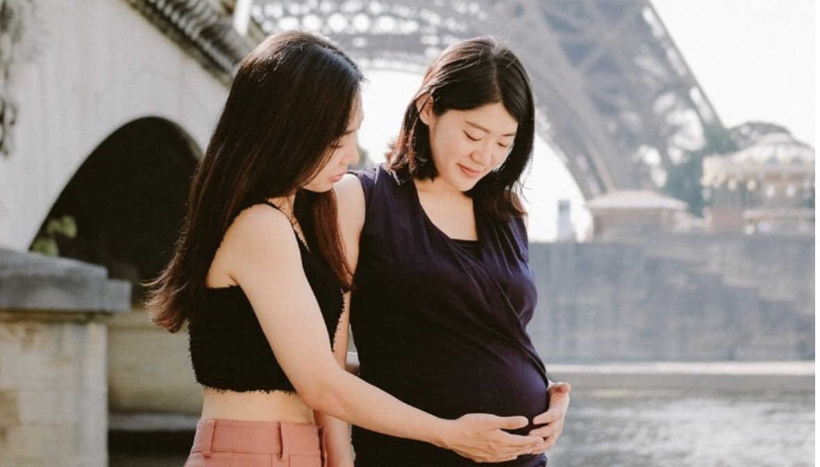 คยูจิน (31) &amp; เซยอน (34) คู่แต่งงานเพศเดียวกันชาวเกาหลีใต้คู่แรกที่เปิดให้สังคมรับรู้ว่ากำลังตั้งครรภ์และจะคลอดอีกไม่นาน

ทั้งคู่จดทะเบียนสมรสกันที่นิวยอร์ก 2019 และรับบริจาคสเปิร์มจากชาวเบลเยี่ยม พวกเธอออกสื่อเพื่ออยากบอกให้รู้ว่าคู่รักเพศเดียวกันก็มีลูกได้