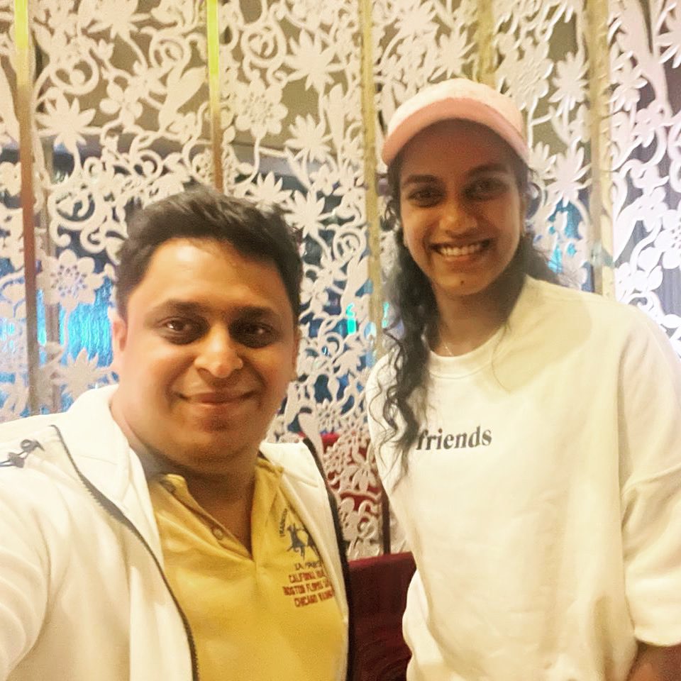 rohanpate11's tweet image. 🤩 It's not every day you bump into an Olympic Champion at the airport.

I had a great conversation with @Pvsindhu1 and surprisingly, she is a cricket fan! 🏏🙌

#PVSindhu #SportsIcon #Badminton #IndianSports #RohanPate