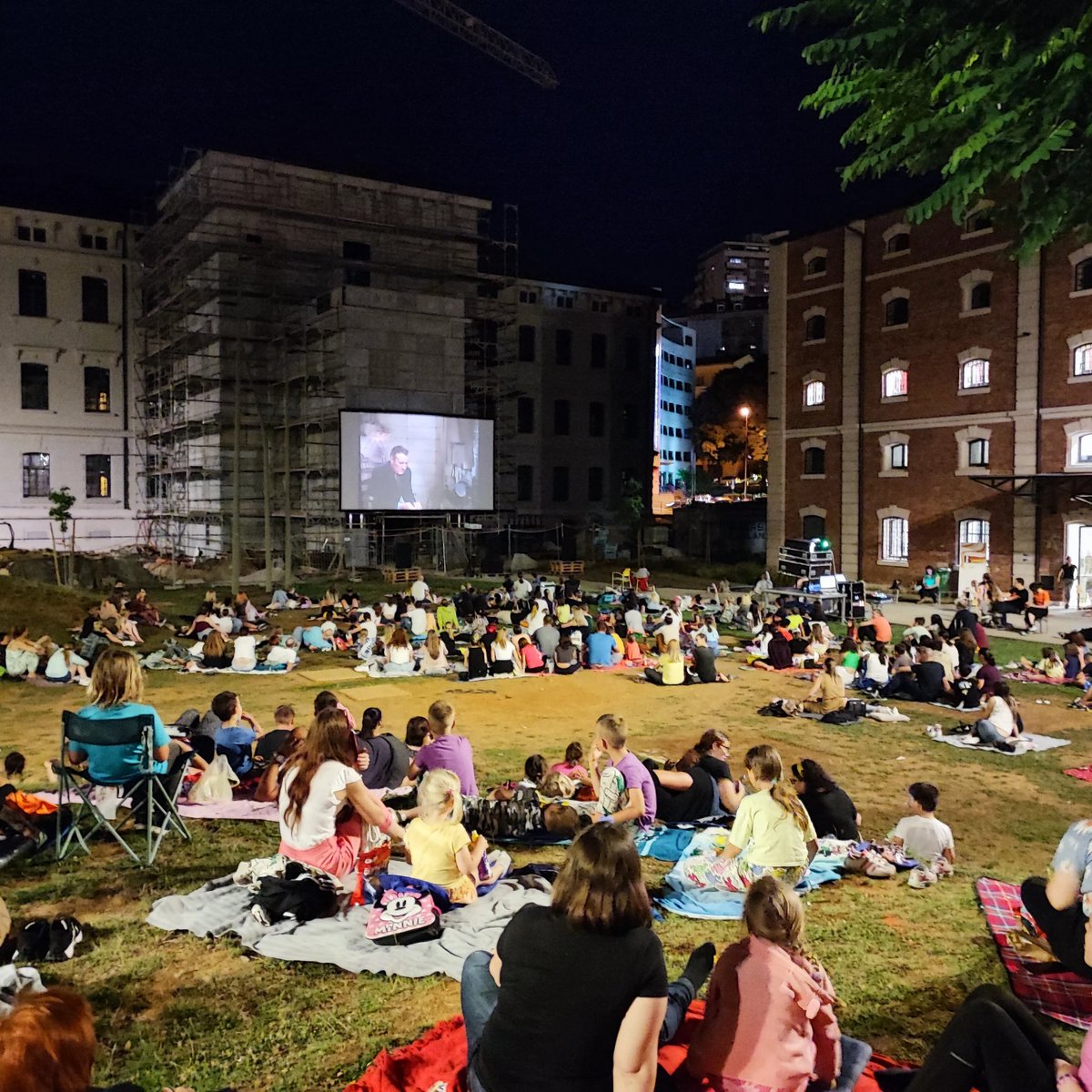 Sinoćnja projekcija <a href="/Art_kino_Rijeka/">Art-kino</a> na  zgradi buduća <a href="/knjiznicarijeka/">gradskaknjiznicarijeka</a> . Gledao se "Lassie se vraća kući". <3