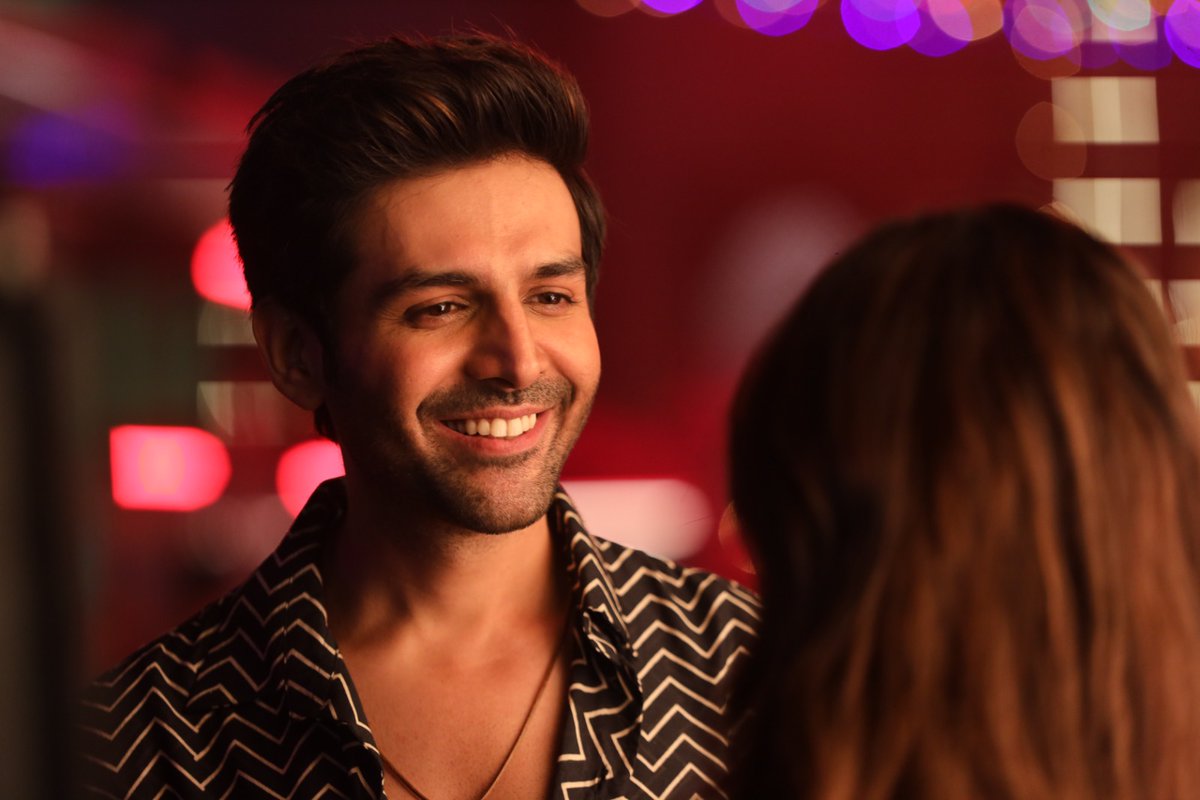 #SatyapremKiKatha is out and out #Kartikaaryan's magic! The way he carries the film even though he just has to b the hand that is always there on his lover's shoulder during her fight, he outshines! Not just d film but many of d romantic heroes we've got in so long.  #BelikeSattu