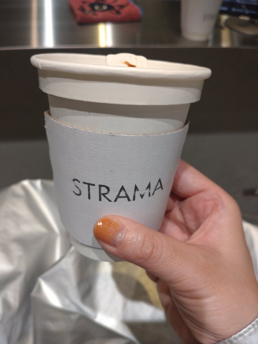 ayapaa0830aanda's tweet photo. 2杯目はホットショコラ
ちな1杯目はアイスコーヒー
頭刈り完了まであと少し…?
#STRAMA https://t.co/3u0Dv1qcod