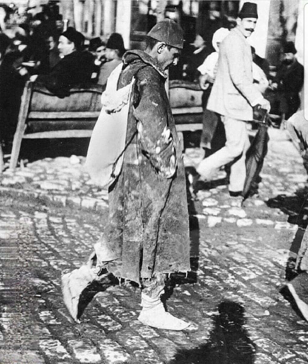 Balkan Savaşı'ndan dönen bir Türk genci. Arka plana dikkat!.. İstanbul'daki mutlu azınlıklar: Ermeni, Rum, Yahudi ve askerlik zorunluluğu olmayan Medreseliler, tarikat müridleri... 
Aradan 100 yıl geçti, değişen bir şey yok;