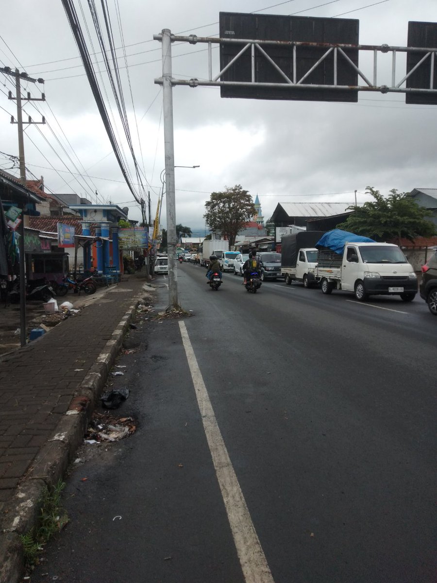 yalesss's tweet photo. @cityguide911fm pertigaan karanglploso arah karanglo macet https://t.co/PP170JN7q8