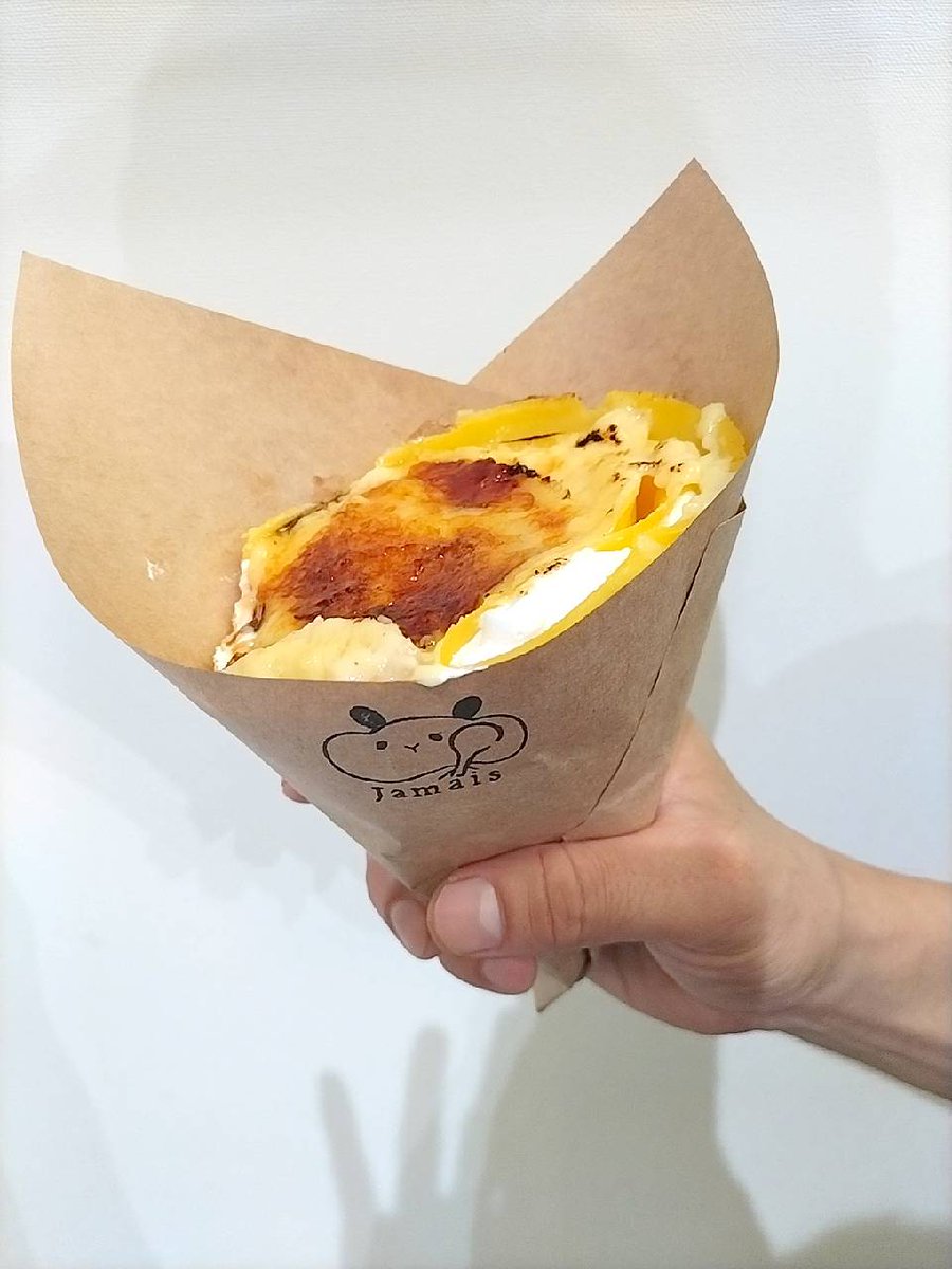 ino1Bakery's tweet photo. 二つお隣のジャメさんのクレープ
わんぱく盛り。
持ってると手がプルプルするくらいの重量感！
ブリュレのカリカリ感がたまらないです https://t.co/72BTwBMhon