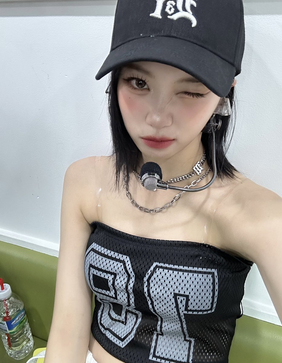 피어나 모자를 이용해 앞머리를 까봤어
소심한 용기였다
우땠냐

#LE_SSERAFIM #김채원 #KIMCHAEWON