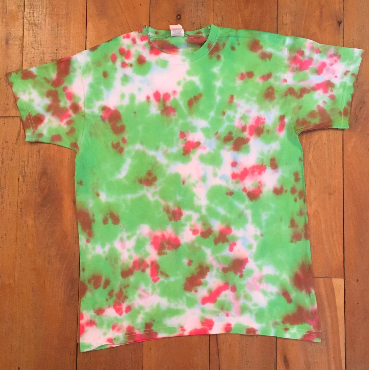 This children’s t-shirt has always been a good seller. This one is called “watermelon mash up” and will certainly bring some cool vibes. It comes in a variety of sizes. #UKGiftAM #UKGiftHour #MHHSBD 

etsy.com/uk/listing/928…