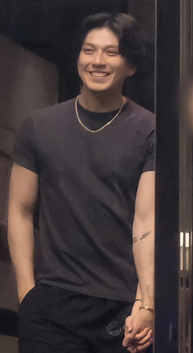 【 #新田真剣佑 が今夏パパに！】元女優の美人妻が第一子妊娠

真剣佑に記者が声をかけると「ありがとうございます」と満面の笑み。

第一子については「プライベートのことなので」と多くを語らなかったが、「あたたかく見守っていただければ幸いです」と話した。
news-postseven.com/archives/20230…