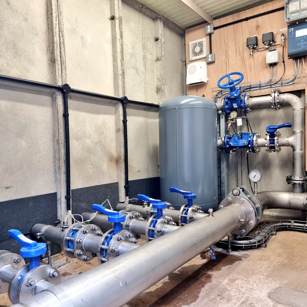 At @RoyalGuernseyGC this week to lower the irrigation pumps to provide more water for @oliejp1987 The system has a @Pi_Process conductivity sensor on each pump line to ensure no saline water enters the system as the level in the flooded quarry that acts as the reservoir drops