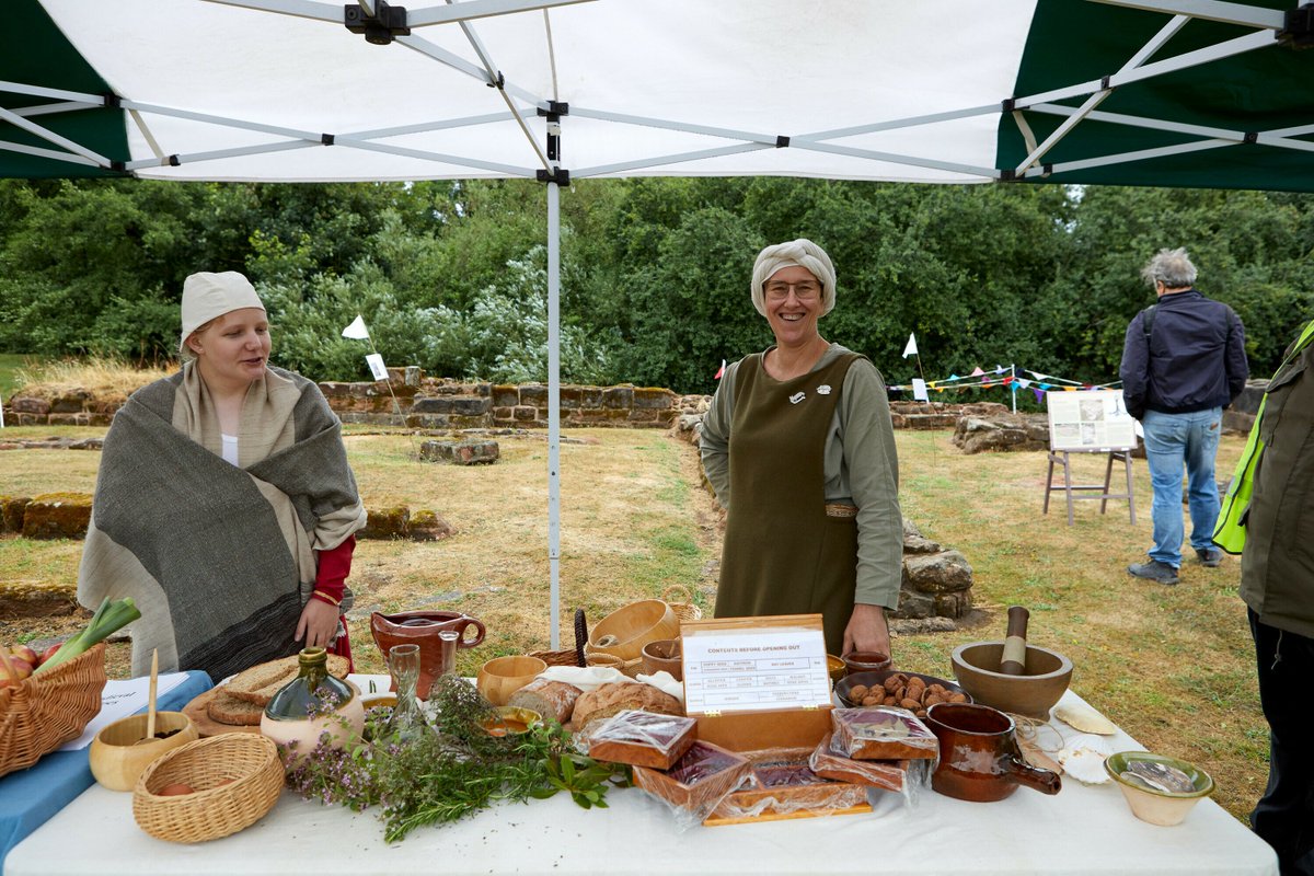 It is Medieval Open Day at @WeoleyCastleR today! There will be re-enactors, battle displays, storytelling, guided tours, craft activities and more! Starts 11am. Tickets cost £3 and pre-booking is essential, sorry no walk ups. birminghammuseums.org.uk/events/medieva…