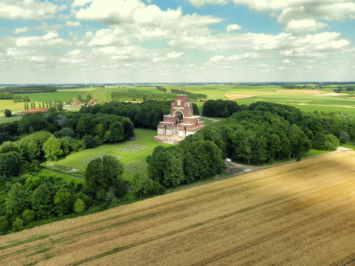 jbanningww1's tweet photo. Remembering all those who went over the top at the Somme 107 years ago today. ‘The day of hope and slaughter’ as one survivor memorably named it. A day like no other #Somme #WW1 https://t.co/kKSY5gyEI1