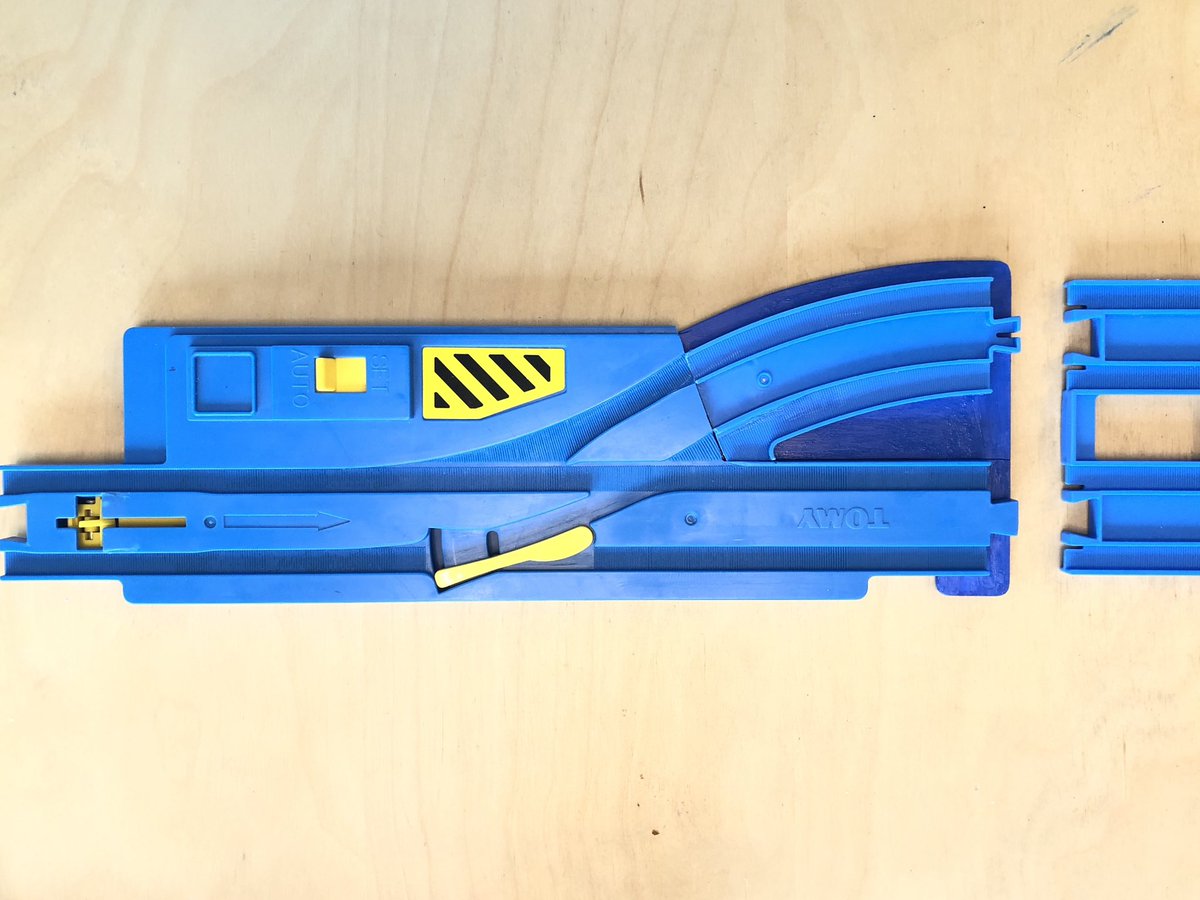 OmodakayaSyoten's tweet photo. プラレールの自動単線複線ポイントレールを作りました。

自動ターンアウトレールをベースに、分岐曲線の向きを変えて、複線幅にレールが並ぶようにしました。

動作も従来の通り、自動で切り替わります。

#プラレール 
#改造プラレール https://t.co/D9hX47oN6k