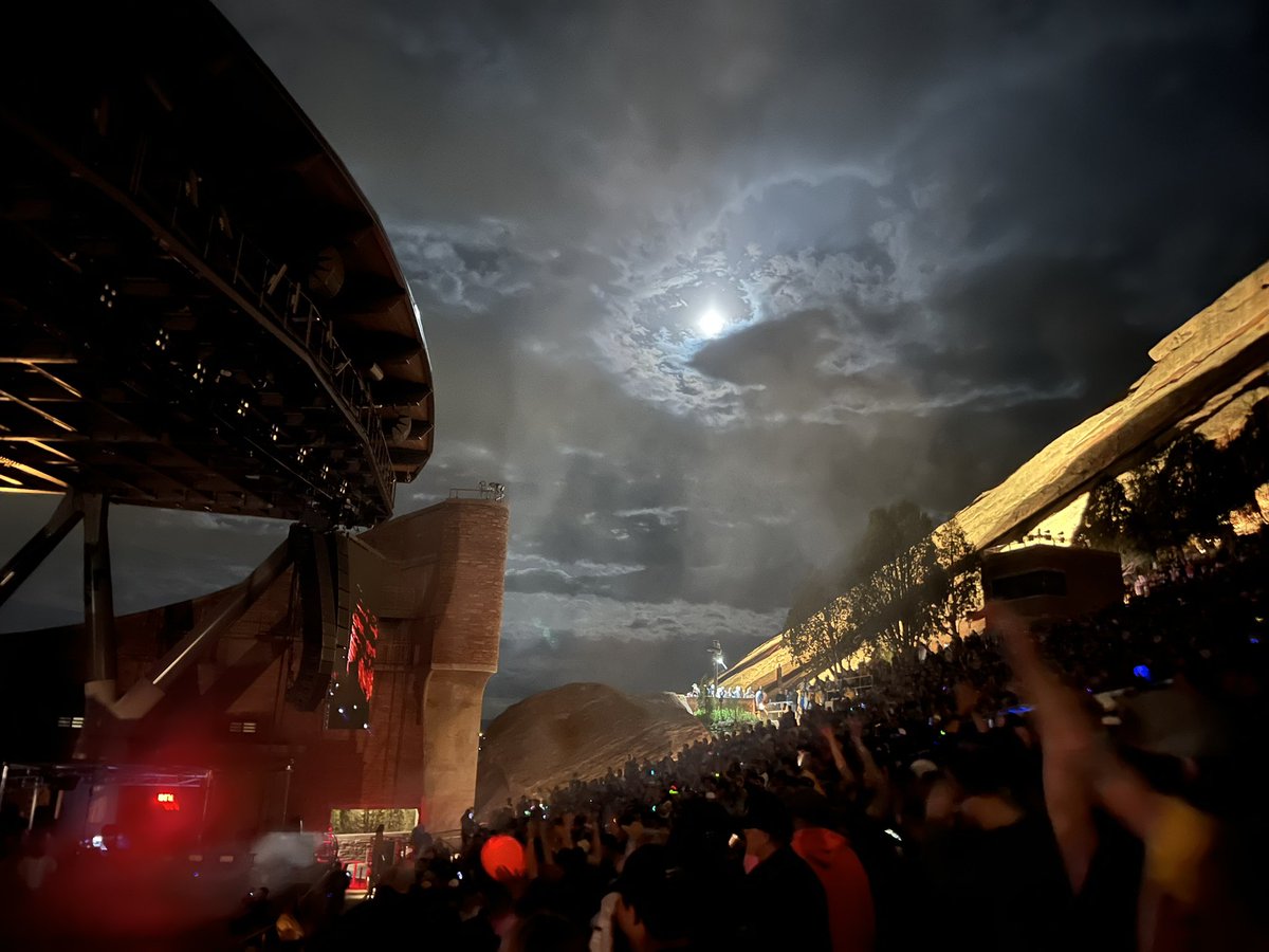 loweaman's tweet photo. @dirtyheads @RedRocksCO @coloradonative #burnslow https://t.co/WzReMdjGuh