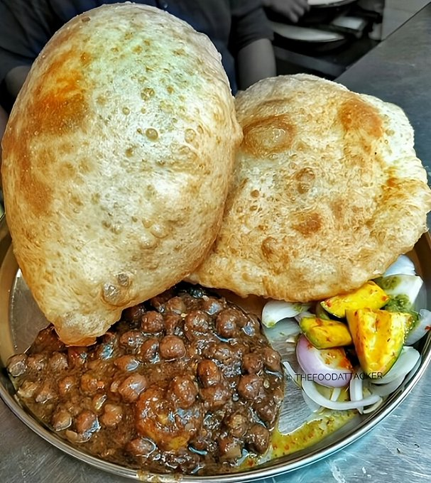 10 Delicious Vegetarian Dishes from Punjab

1. Chhole Bhature