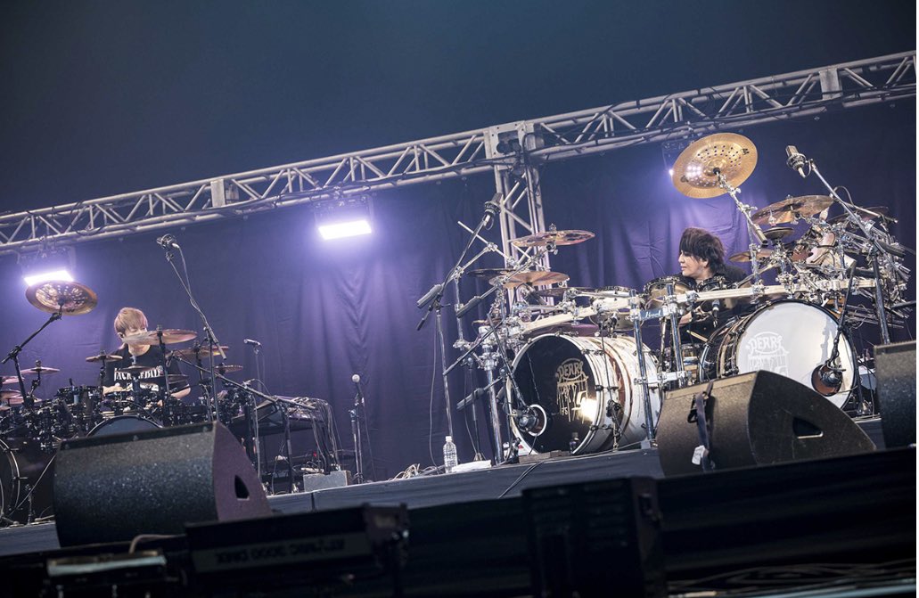 drumsmagazinejp's tweet photo. 2021年末に行われたJACK IN THE BOXでのPetit Brabanconお披露目ライヴのレポートはこちら→https://t.co/PfVTZgwqSJ

イベントのラストを飾るセッション・コーナーでは、yukihiroさんとTetsuさんのツイン・ドラムも実現しました🥁🥁 https://t.co/Flfm2kWByl