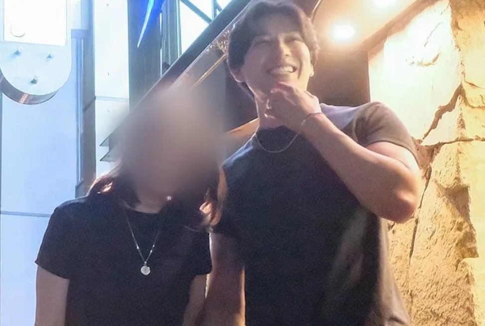 cloverblossoms_'s tweet photo. Arata Mackenyu (26) spotted with his wife in late June. His wife currently pregnant with their first child and scheduled to give birth in summer.

https://t.co/8yNstJGbNK https://t.co/5mgbKCvex3