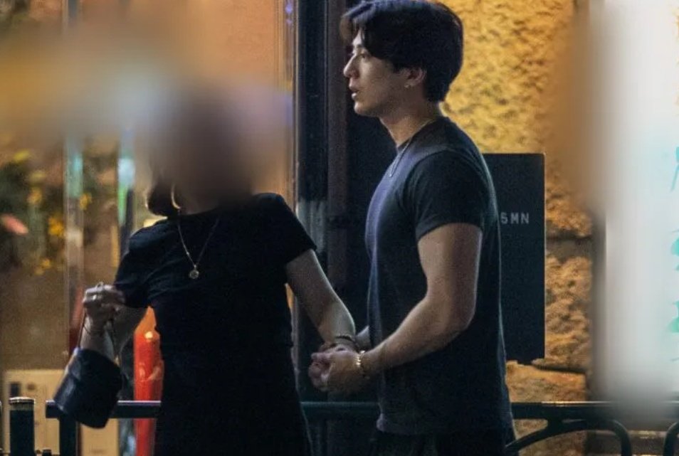 cloverblossoms_'s tweet photo. Arata Mackenyu (26) spotted with his wife in late June. His wife currently pregnant with their first child and scheduled to give birth in summer.

https://t.co/8yNstJGbNK https://t.co/5mgbKCvex3