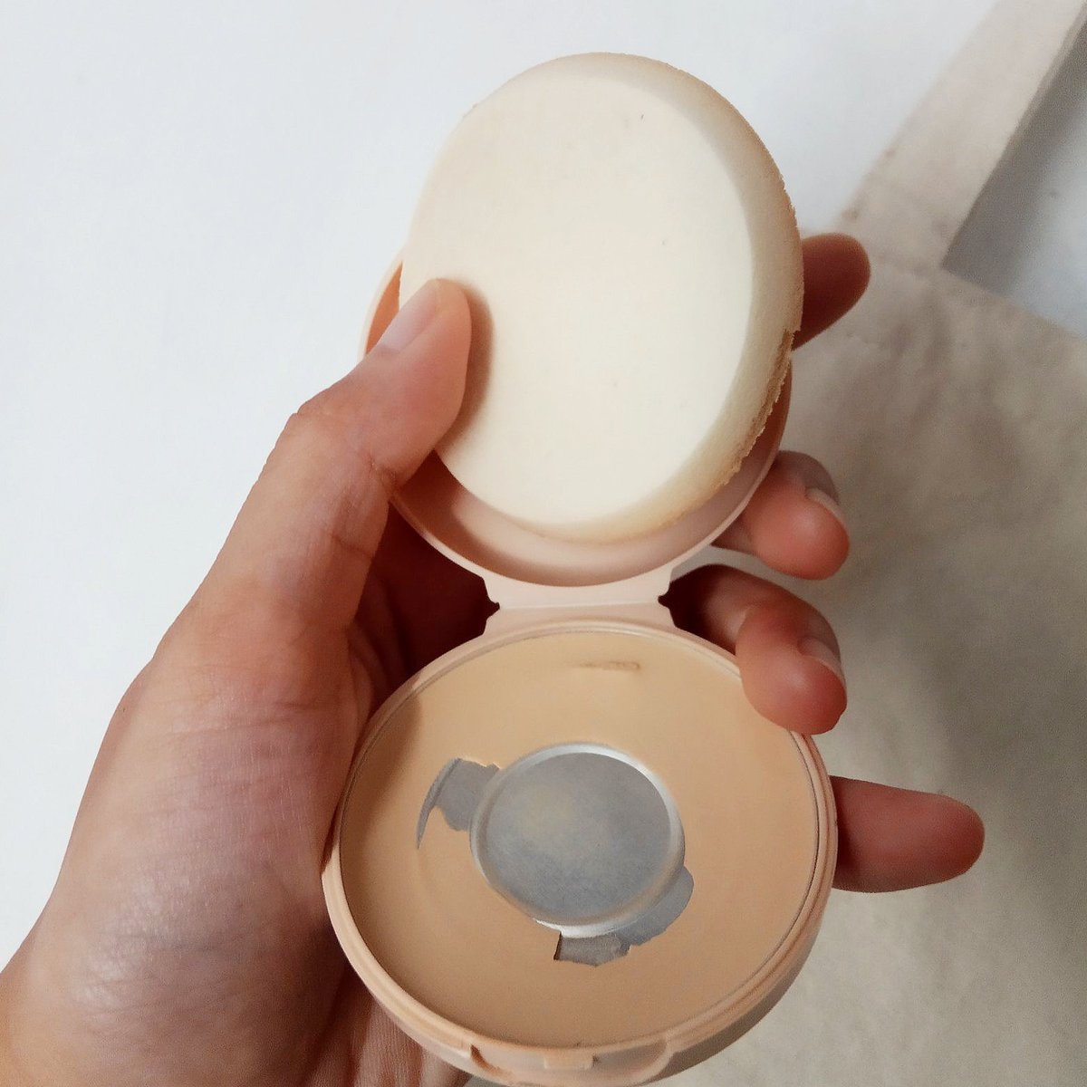 panggilaulsaja's tweet image. udah mo abis aja sih🥹 

btw kalian type yg mana nih?
sampe abis banget  VS  abis dikit repurchase 

under 50k aja complexionnya bagus bgt, niscaya wajah halal selalu chuaksss
🛒🖇️shope.ee/fvwHCR7bc

#racuninmakeup #racuninskincare #powderfoundation #wardah