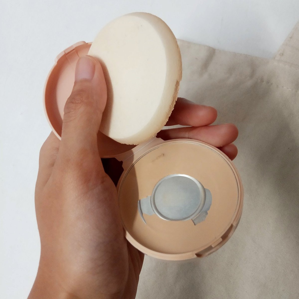 panggilaulsaja's tweet image. udah mo abis aja sih🥹 

btw kalian type yg mana nih?
sampe abis banget  VS  abis dikit repurchase 

under 50k aja complexionnya bagus bgt, niscaya wajah halal selalu chuaksss
🛒🖇️shope.ee/fvwHCR7bc

#racuninmakeup #racuninskincare #powderfoundation #wardah