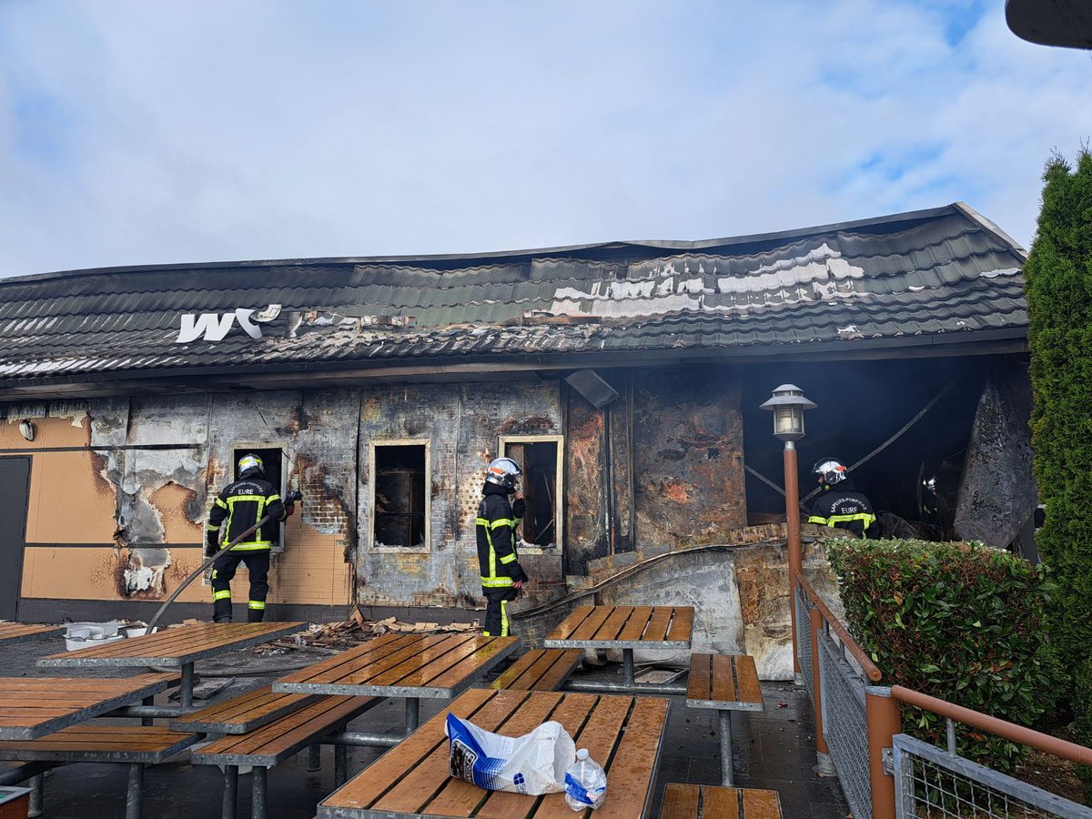 paris_normandie's tweet image. À #Gaillon, un restaurant McDonald’s a été incendié. Selon la préfecture, les forces ont été visées par des tirs de mortiers d’artifice