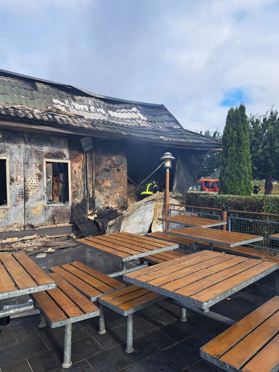 paris_normandie's tweet image. À #Gaillon, un restaurant McDonald’s a été incendié. Selon la préfecture, les forces ont été visées par des tirs de mortiers d’artifice