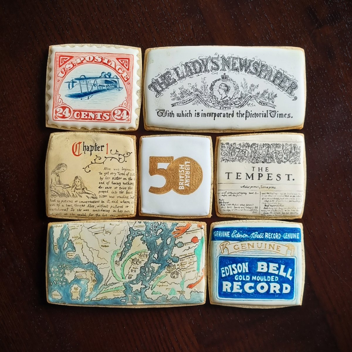 It’s the @BritishLibrary’s 50th birthday! This biscuit (cookie) set is inspired by the British Library’s wonderful collections. Each biscuit depicts an item from one of their six core collection areas: stamps, newspapers, manuscripts, printed materials, maps, and sounds. 🍪