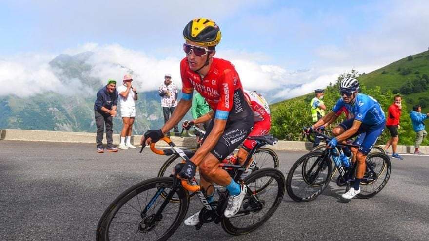 Belle initiative #ecolo du coureur #basque @PelloBilbao1990. A chaque étape du #TourdeFrance, Pello Bilbao versera un euro à une association environnementale pour chaque coureur terminant derrière lui. Le Basque suit l'exemple de Gino Mäder qui l'avait instauré sur la Vuelta 2021