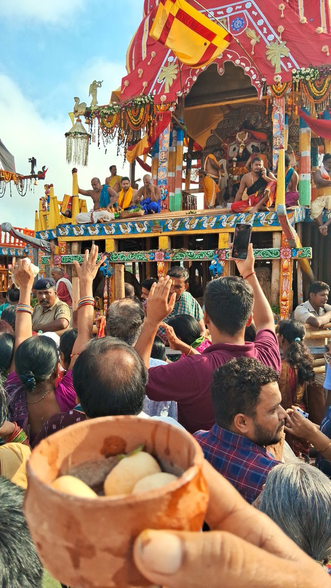 On #NiladriBije, prabhu #Jagannatha first offered #Rasagola to #maaLakshmi as she was annoyed with him for leaving her behind during the #RathaJatra. #HappyRasagolaDibasa. 
#RasagolaDibasa