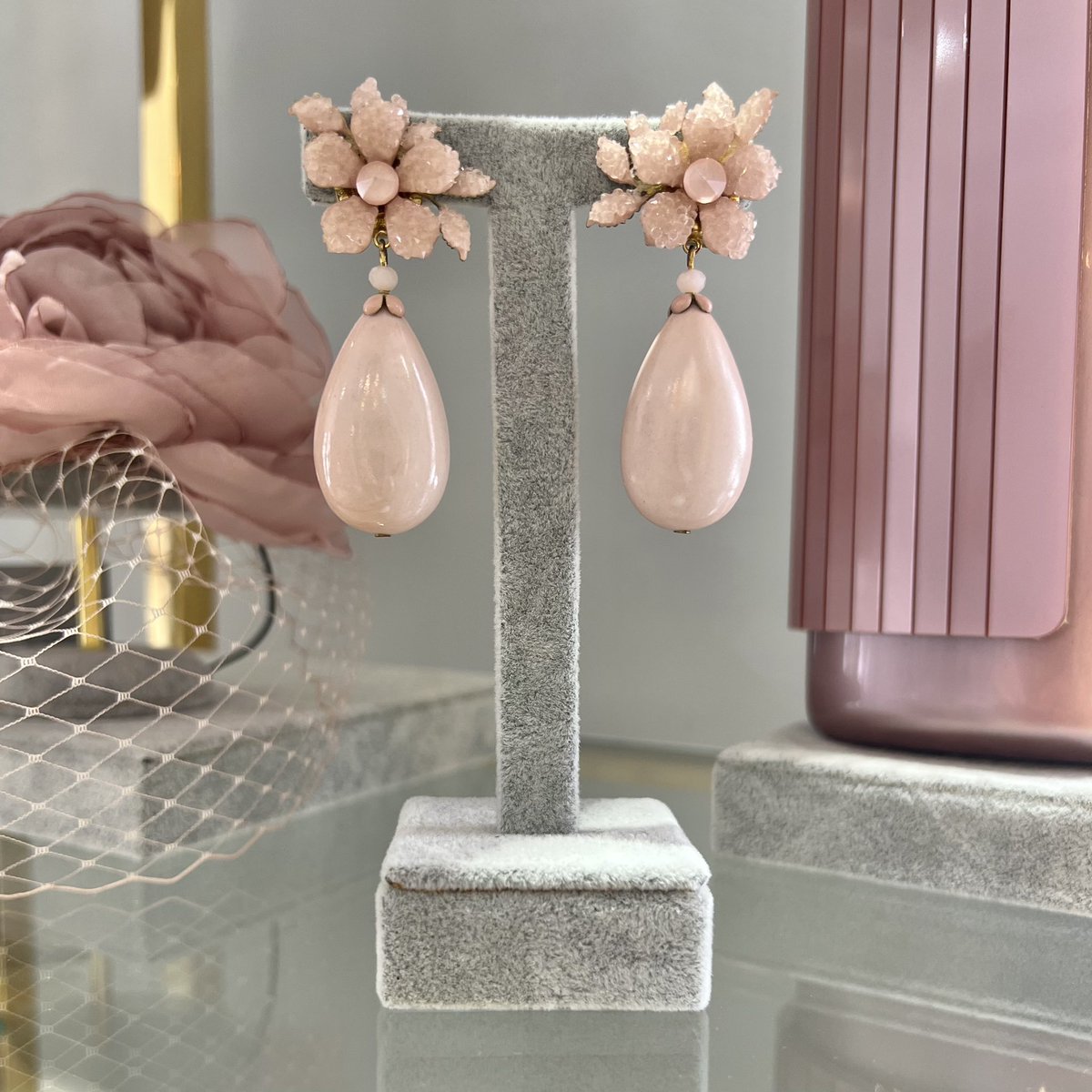 Los #pendientes más 🔝, te esperan en nuestra boutique en calle GARCIA ALIX, 9 de ALMERÍA 😍😍😍
.
.
Se realizan envíos a toda España. 
.
.
#airun #airuntocados #tocadosairun #novia #bride #boda #bridal #wedding #tocadonupcial #complementosnupciales #pendientes #earrings