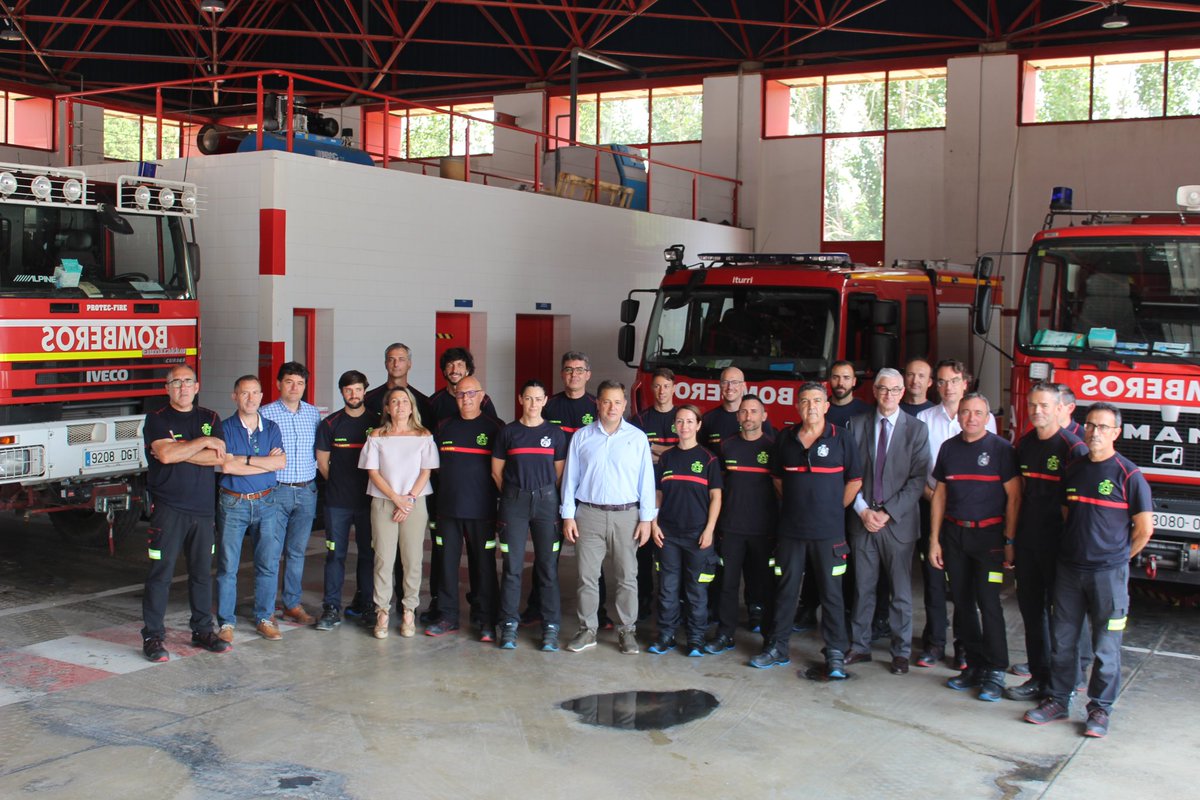 Selopezmanuel's tweet photo. 🚒 👮🏼‍♂️El Servicio de Bomberos del Ayuntamiento y la Policía Local lo componen personas que garantizan la seguridad de la ciudad y de las personas que viven en ella.

Nuestro gobierno mantendrá la puerta abierta del diálogo y el consenso con todos los trabajadores del ayuntamiento. https://t.co/GEkv01YL0m