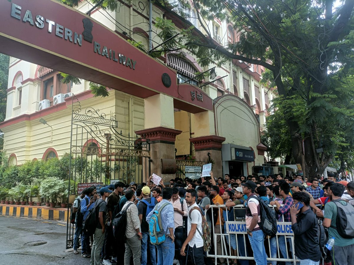 Deepaks42430448's tweet photo. It has been completed 4 years for notification.
But the process still not com-
pleting. We are depressed and harassed by RRC ER. Please help us.🙏🙏🙏🙏
#RRC_ER_Kolkata_Level1_Joining_Do 
@RailMinIndia
@AshwiniVaishnaw
@PMOIndia
@EasternRailway
@RavishKumar
@NDTV
@ABPNews 
@aajtk https://t.co/9hsbqgDOrl