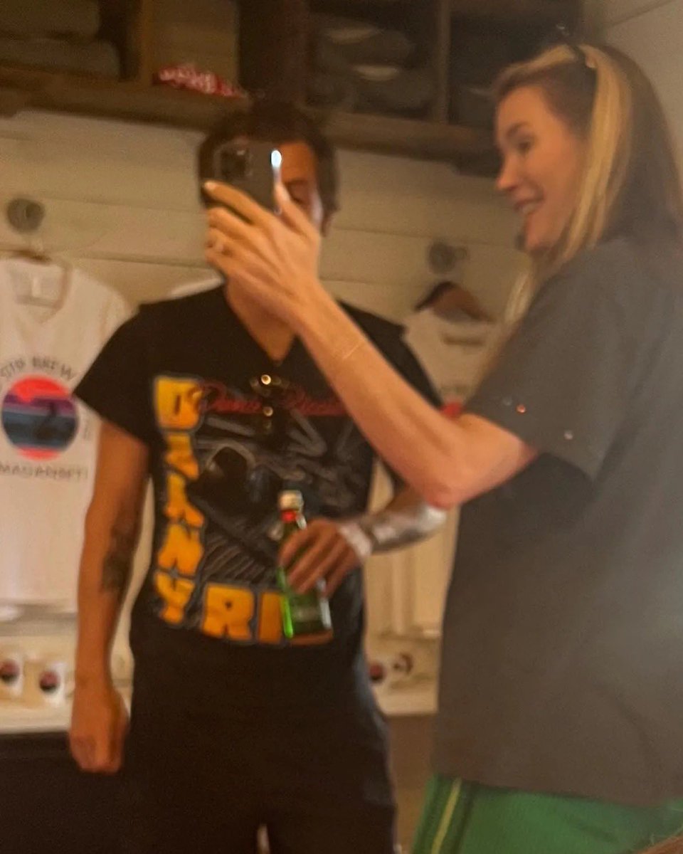 latenightkyoto's tweet photo. the harry styles and daniel ricciardo crossover still feels like a fever dream to me https://t.co/RJo1gfkOwt