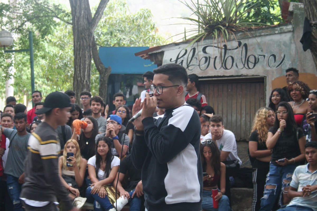 VivaLaUDONE's tweet photo. Evento de freestyle UDONE🔥

Promoviendo la participación estudiantil y el arte musical.

¿Les gustaría ver más eventos de este estilo en nuestra casa de estudio? https://t.co/hySaGCjHIl
