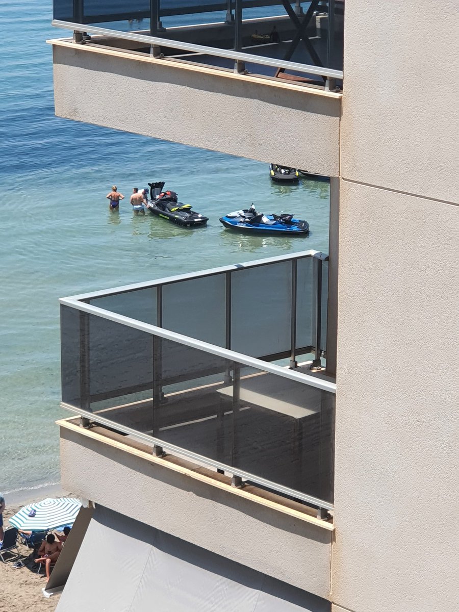 Hola @Ayto_SanJavier ... esto es en la playa de #Veneziola, hoy Sábado #1Julio a las 14:00 h.
Motos acuáticas llegando a la misma orilla, en zona no señalizada para ello, invadiendo zona de baño, causando molestias a los bañistas... 
@jmluengogallego 
@PPSanJavier
@PS_SanJavier