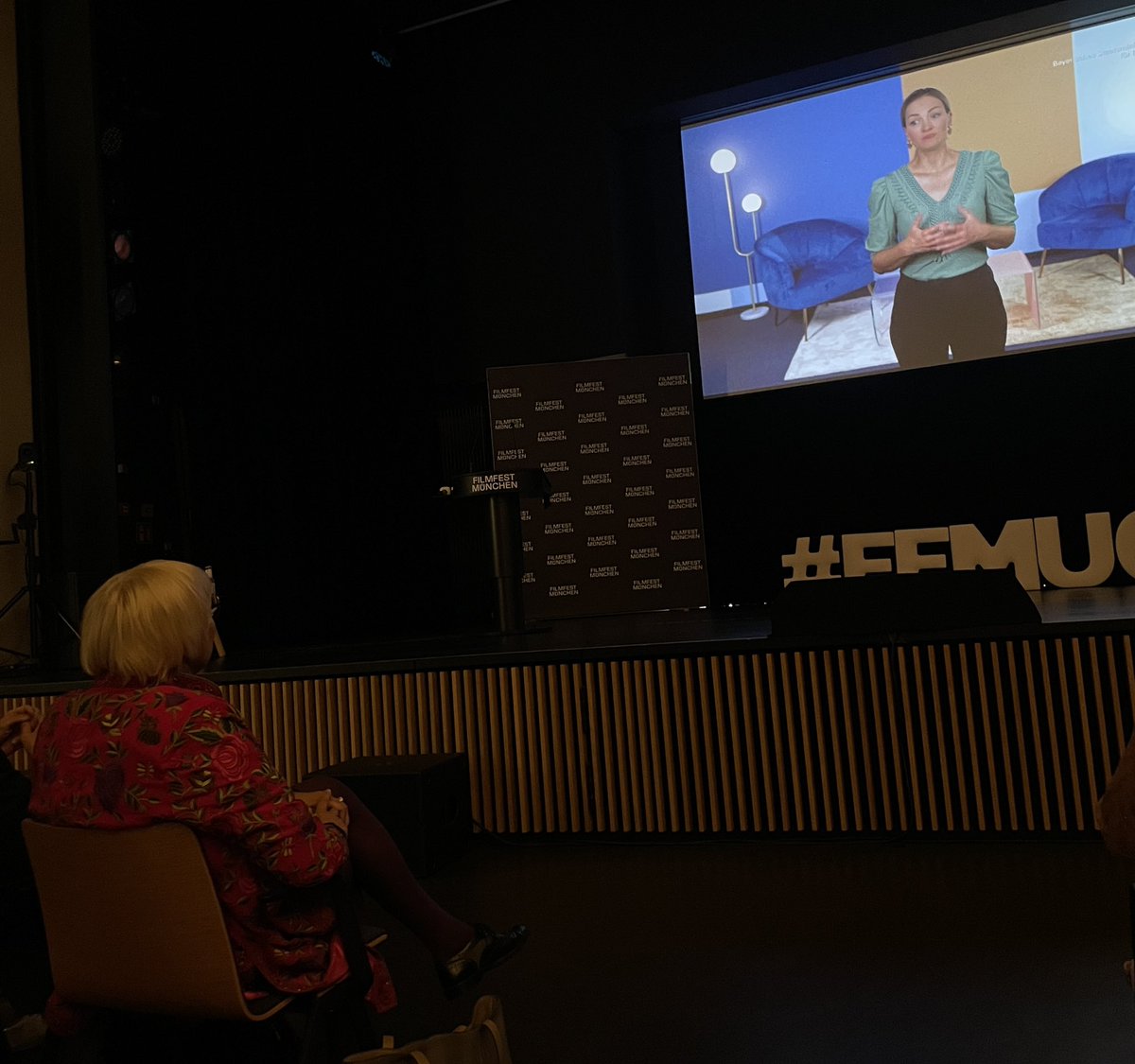 Konsequent: Digitalministerin @gerlach_judith nimmt nur per digitalem Einspieler an der #GreenCultureKonferenz mit Claudia Roth teil. #ffmuc