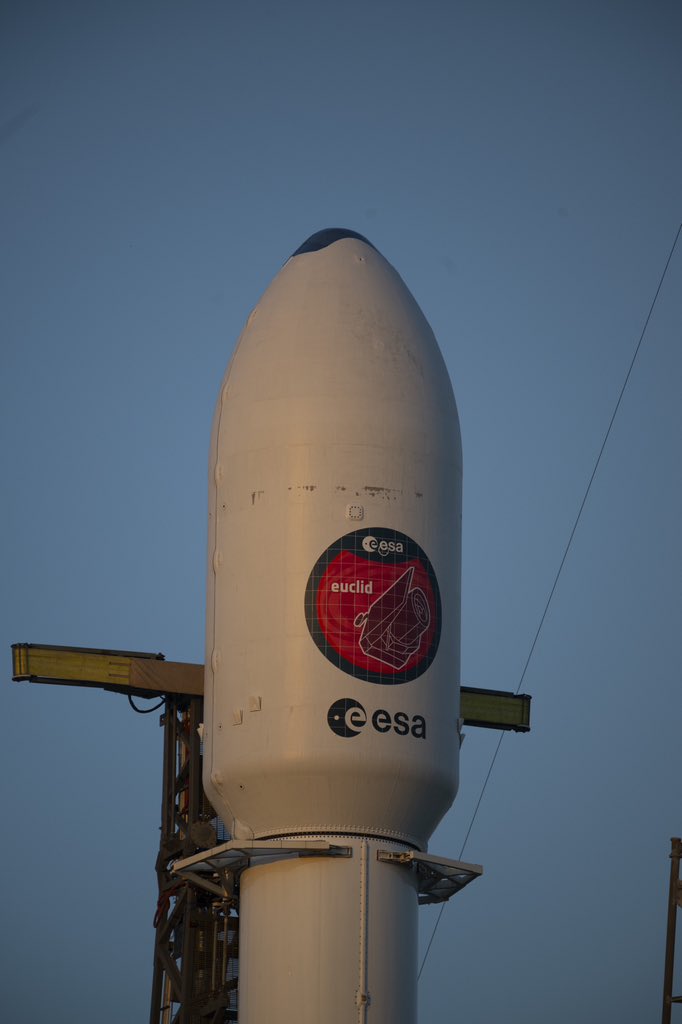 📍The #DarkUniverse 🕵️‍♂️ detective is on the launch pad, atop the standing rocket.

🚀 Lift off planned at 16:12 BST/17:12 CEST

👀 Follow #ESAEuclid live on #ESAWebTV starting 15:30 BST/16:30 CEST 👉 youtube.com/live/2OJ6lCFS2…

📷 ESA - S. Corvaja