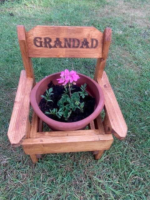 What do think of these Planter Chairs? Made from pallet wood 📷 Plain (untreated) - £12.00 Treated - £15.00 Treated and Personalised - £20.00 #bargainalert #bargain #woodworking #woodsaints #handmade #giftwithadifference #reclaimed #DoingOurBit #savefromlandfill #gardenmakeover
