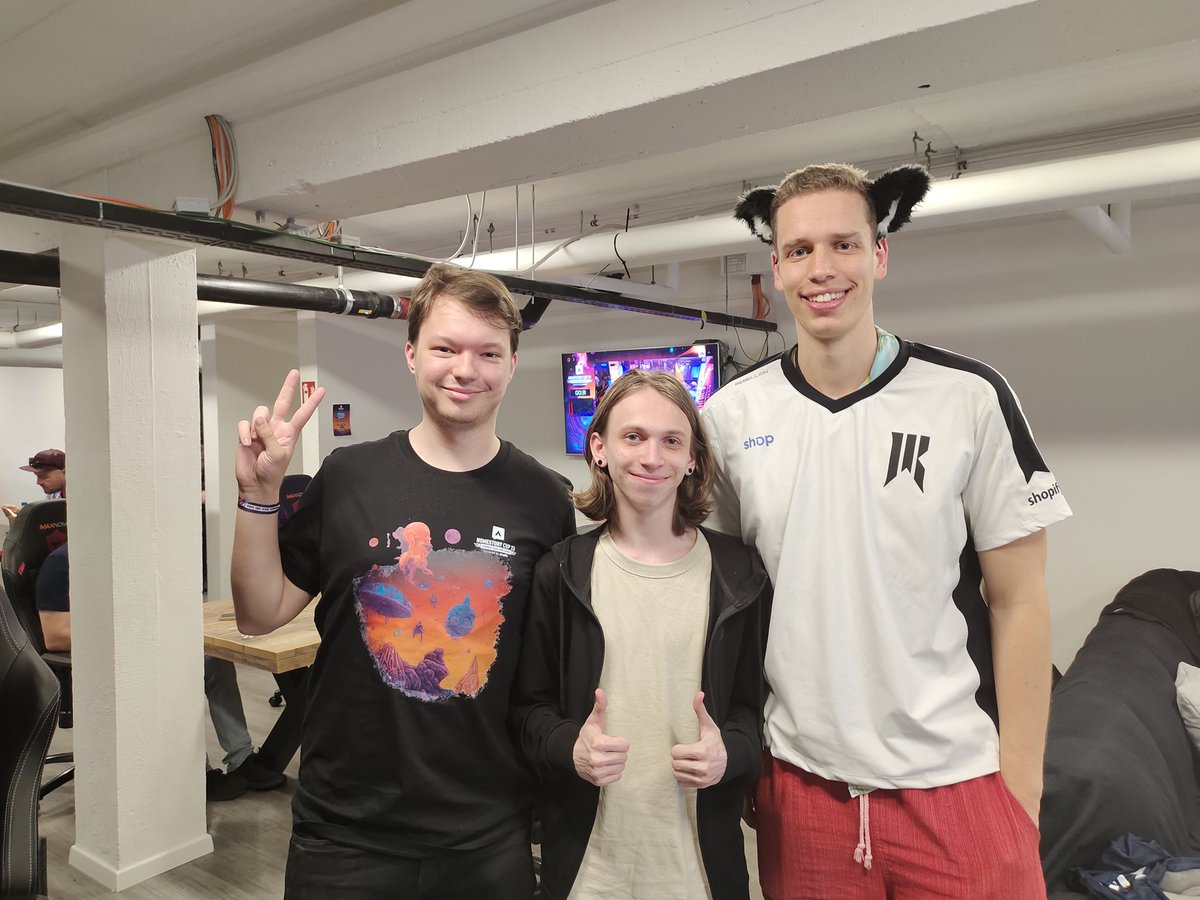 <a href="/EmporerYakuzaku/">Dylan Tay</a> <a href="/RotterdaM08/">Kevin van der Kooi 🇺🇦</a> :)