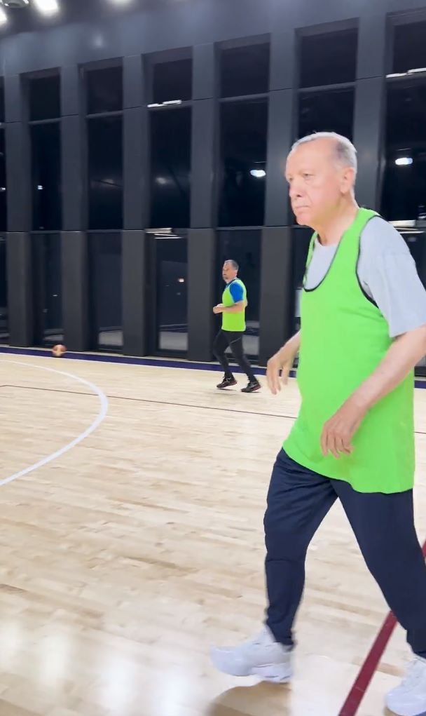 Mustafa Varank'ın paylaştığı, Erdoğan ve kurmaylarının basketbol maçı yaptığı videoda bir gündüz bir gece olması dikkat çekti.