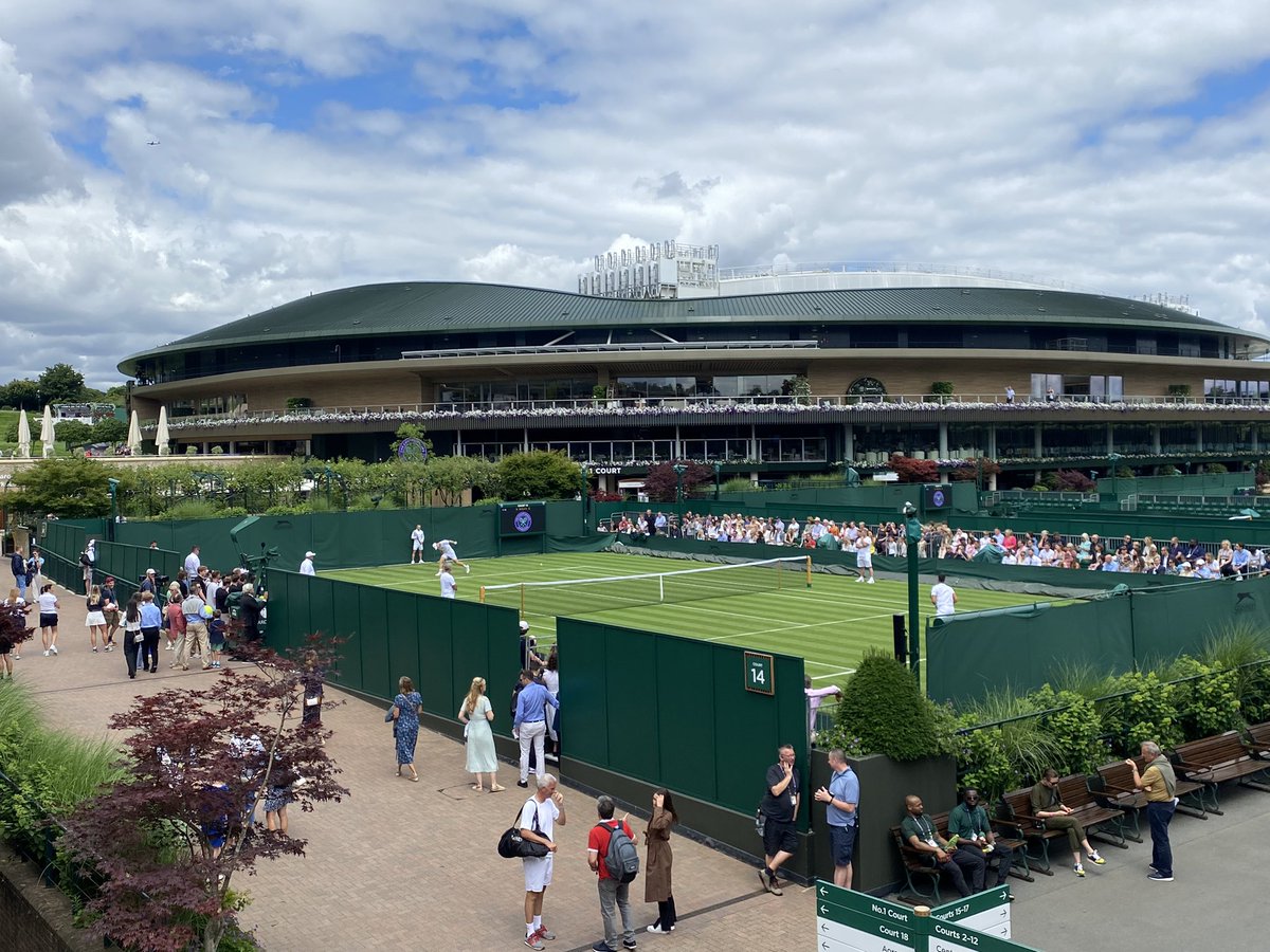 A treat for the Wimbledon staff already in the grounds… Andy Murray practising against Novak Djokovic on Court 14. Almost like 2013 all over again… #Wimbledon