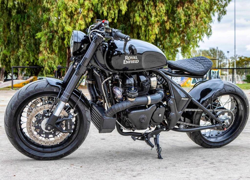 bike_bound's tweet photo. Turbo Interceptor: Turbocharged ‘22 Royal Enfield 650 Bobber by @robert.smigiel and @herreria_ayacucho of Argentina’s @rodandosur, boasting 84 bhp (+78% increase!) plus a custom softail setup, USD forks, chunky wheel / tire combo, and much more.

Photo: @daliaphotograph. Ful… https://t.co/wfDZMaINjo