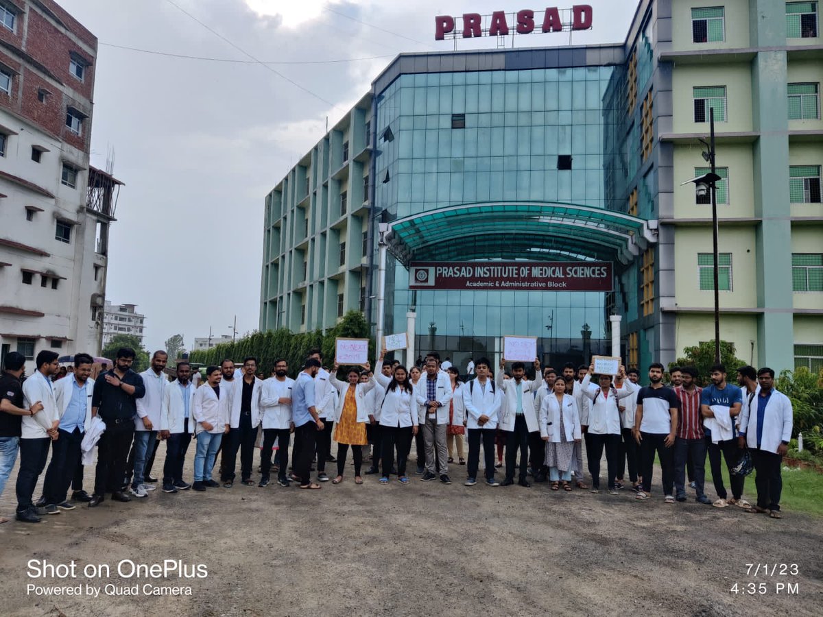 Indian__doctor's tweet photo. Student of prasad institute of medical sciences  #lucknow

protesting against the #NEXT exam 

 Requesting to @PMOIndia  @mansukhmandviya  @myogiadityanath  @MeUPGovt kindly help students #nonext

 #NONEXTFOR2019BATCH  #NMC https://t.co/VsUmqaVxZO