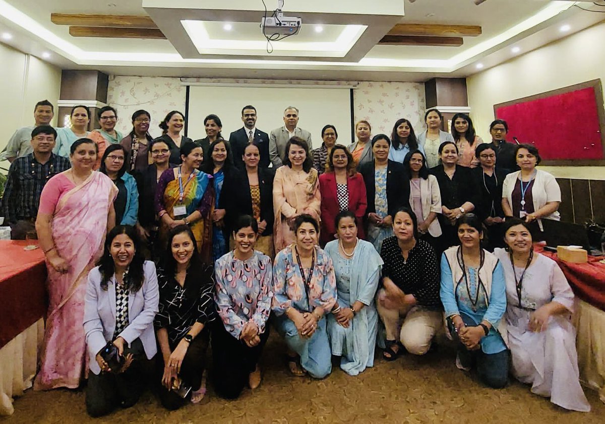 bandanarana2014's tweet image. नेपाल सरकारका महिला सचिव र सह सचिवहरु संग 
सशक्त अन्तरक्रिया 
#GenderTransformative Leadership Training with #Nepal Government’s Women Secretaries &amp;amp; Joint Secretaries @UNFPANepal