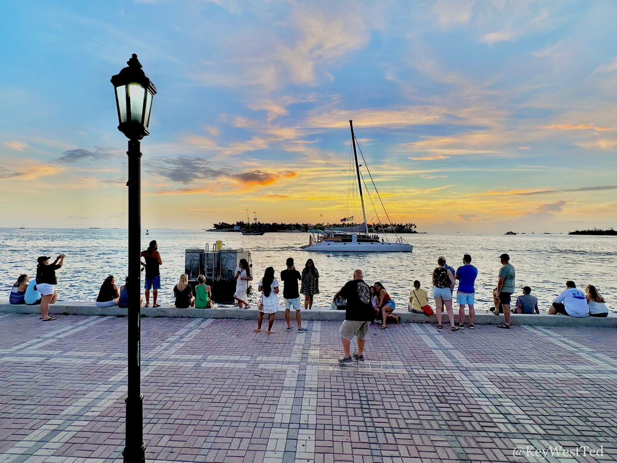 💙 Someone Pinch Me 💙

Better yet…. Let me be, because if this is a dream I don’t want to wake up! 😍🥰

Mallory Square Key West you look beautiful tonight (as always) ❤️

Wishing everyone an amazing holiday weekend!

You should be here,
🐓KWT🐓
#mallorysquare #sunset #daydream