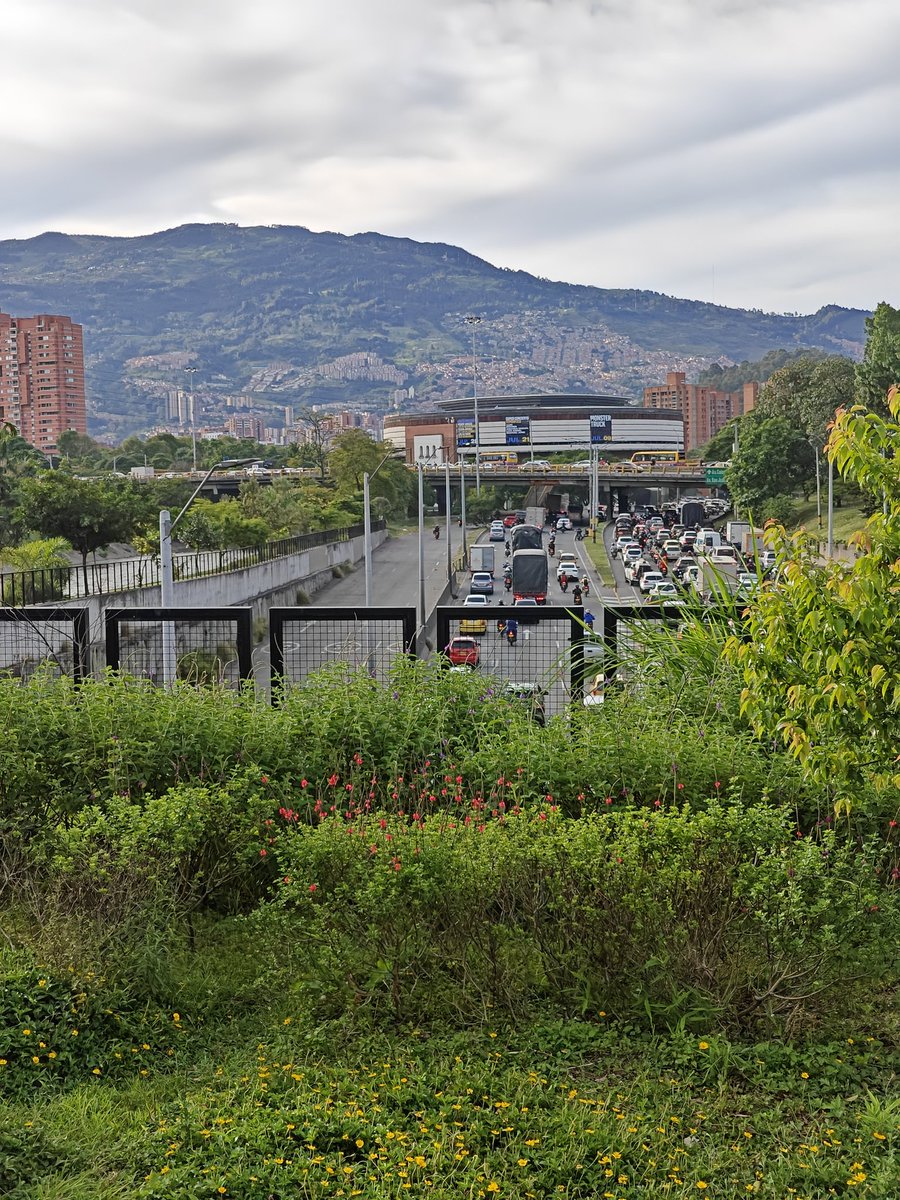 PerezJaramilloA's tweet photo. #Medellín
#ParquesDelRío 
Plan maestro estructurado como estrategia integral e integrada para rehabitar, redensificar, reverdecer el entorno del río, con conectividad ecológica, saneamiento del río y articulación funcional urbana y regional.
Centralidad regional y metropolitana https://t.co/9oQFK4aIPj