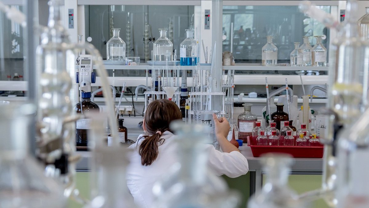 Esam nosūtījuši vēstuli valdībai un Saeimai izstrādāt rīcības plānu par zinātnei paredzētās naudas atgriešanu. Saprotam nepieciešamību glābt veselības nozari, bet tas nav pieļaujams uz zinātnes rēķina, kas jau gadiem cieš no katastrofāla naudas trūkuma.
ljza.lv/latvijas-jauno…