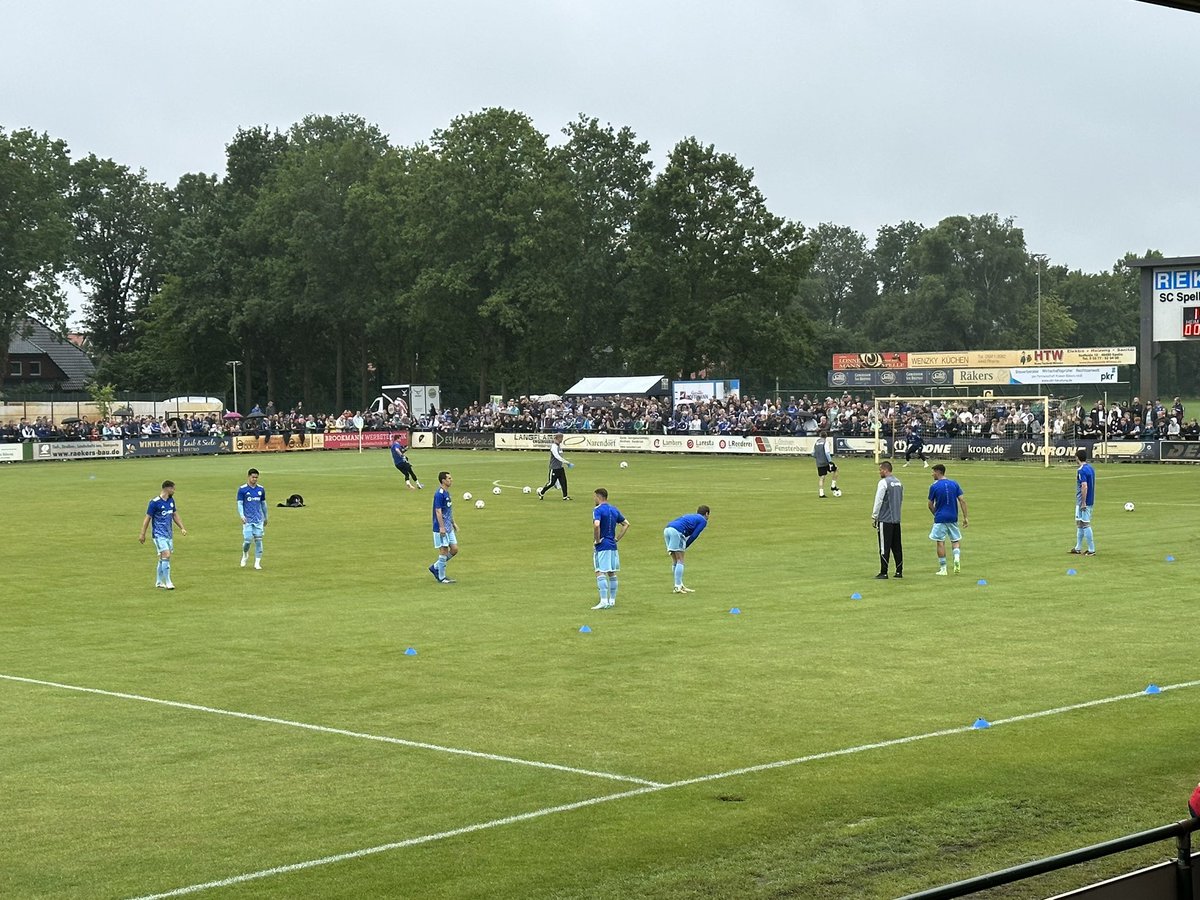 AnBerten's tweet photo. Warmmachen für den ersten Test #S04 https://t.co/8YbGHivrlJ