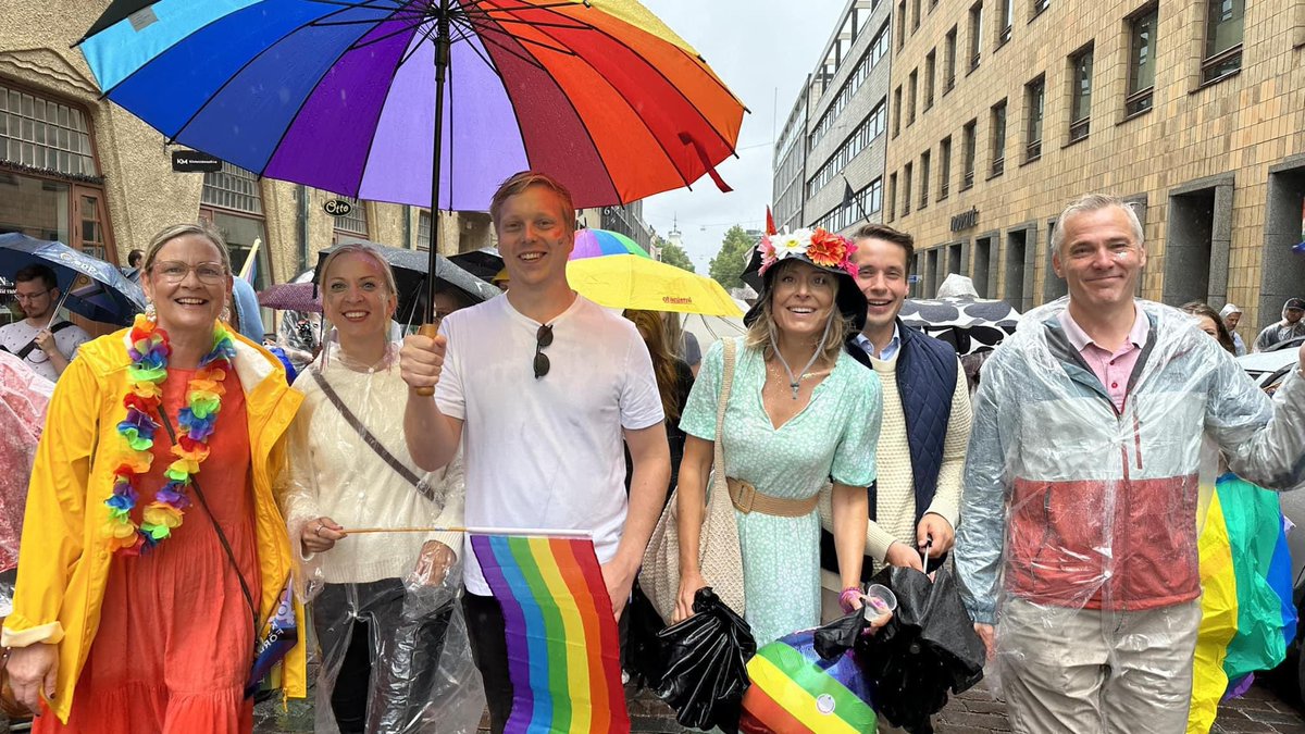 RKP:n ryhmä vahvasti edustettuna #HelsinkiPride . Yhdenvertaisuuden ja tasa-arvon puolustajia tarvitaan, nyt jos koskaan. #helsinki #pride @sfprkp