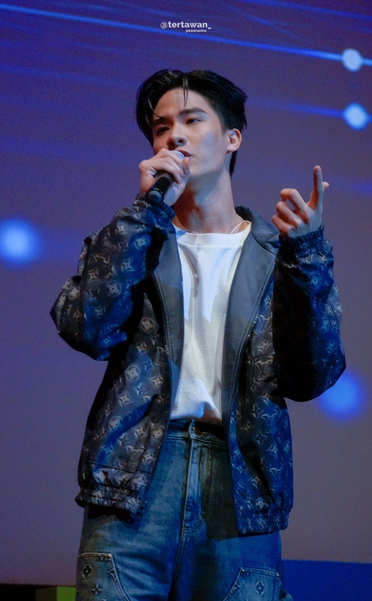 tertawan_'s tweet photo. Angin Jakarta agak bahaya yaa 🥺🫠

#GMMTVFANDAY5 
#GMMTVFANDAY5xJAKARTA #TayOhmFandayXJKT
꒰ @Tawan_V #Tawan_V ꒱ https://t.co/lwjgsi388y